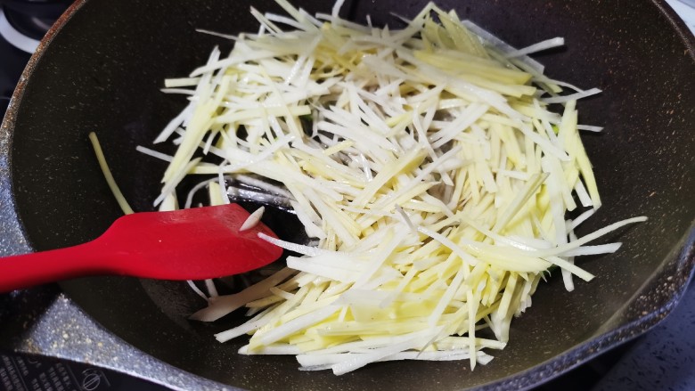 青椒炒土豆丝,倒入土豆丝