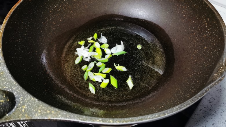 青椒炒土豆丝,起锅烧油,爆香葱花