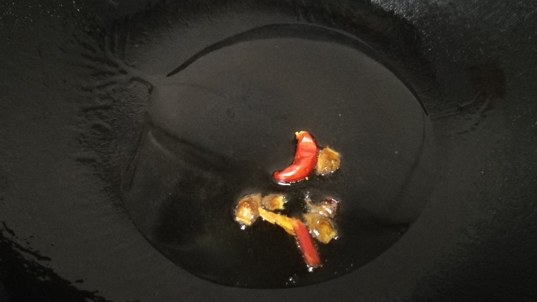 青椒炒土豆丝,热锅凉油,放入八角,干辣椒,文火炒香。