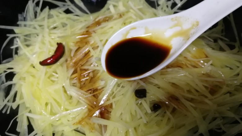 青椒炒土豆丝,加<a style='color:red;display:inline-block;' href='/shicai/ 788'>生抽</a>提鲜,急火快速翻炒均匀。
