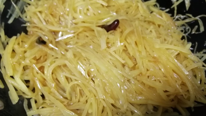 青椒炒土豆丝,加醋,急火烹香。