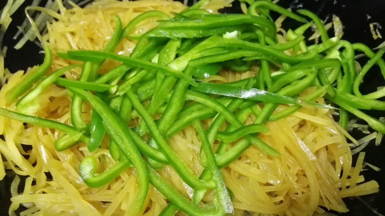 青椒炒土豆丝,土豆丝微微变软,放入青椒丝。