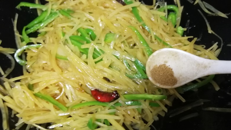 青椒炒土豆丝,加<a style='color:red;display:inline-block;' href='/shicai/ 744'>五香粉</a>,增香炒匀。