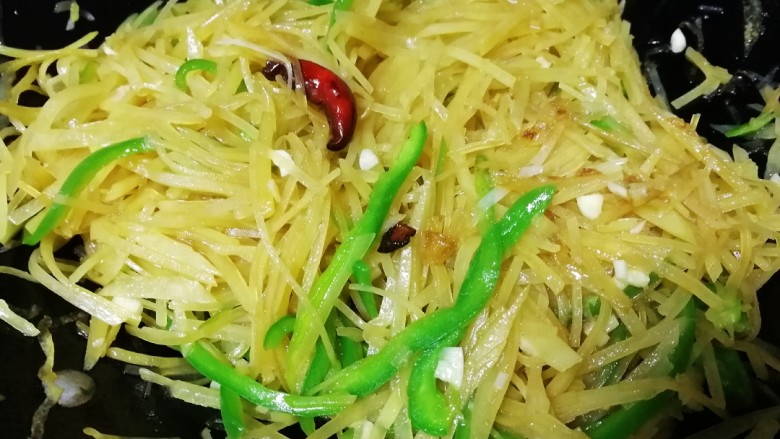 青椒炒土豆丝,香,辣,酸,脆,很开胃,很下饭。