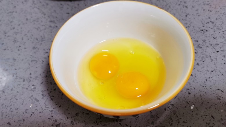 尖椒炒鸡蛋,空碗里打入两个<a style='color:red;display:inline-block;' href='/shicai/ 9'>鸡蛋</a>,充分的搅拌均匀