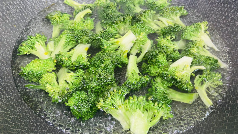 蒜蓉西兰花,锅中加入适量清水大火烧开,加入少许盐和食用油,放入西兰花焯烫断生