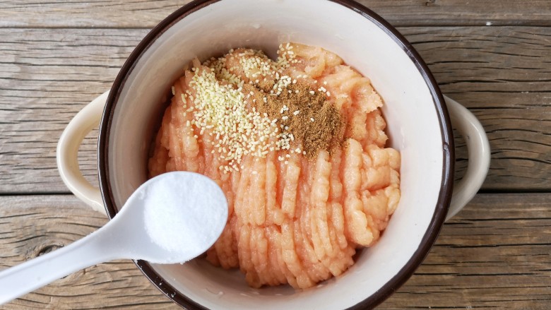 鸡肉香肠,在剁好的鸡肉糜中加适量的盐,<a style='color:red;display:inline-block;' href='/shicai/ 756'>鸡精</a>和十三香粉。