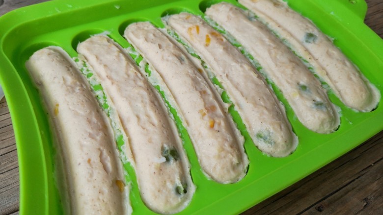 鸡肉香肠,扣紧模具盖子,上锅隔水大火蒸15分钟。
