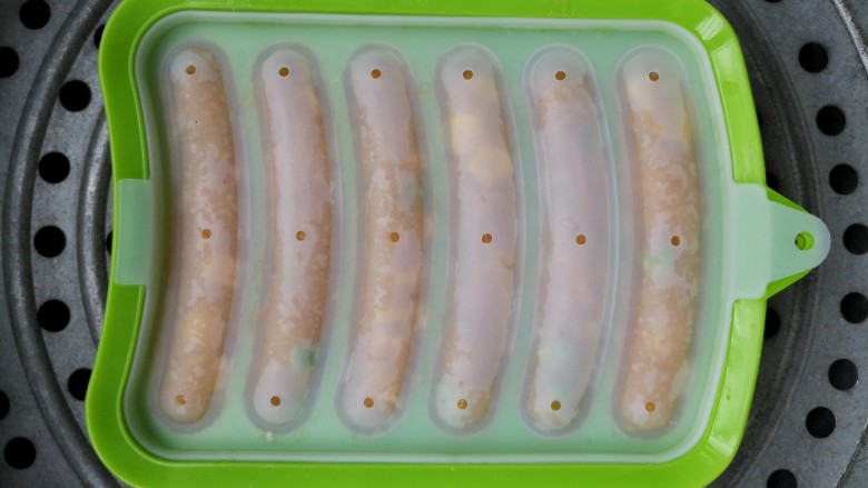 鸡肉香肠,扣紧模具盖子,上锅隔水大火蒸15分钟。
