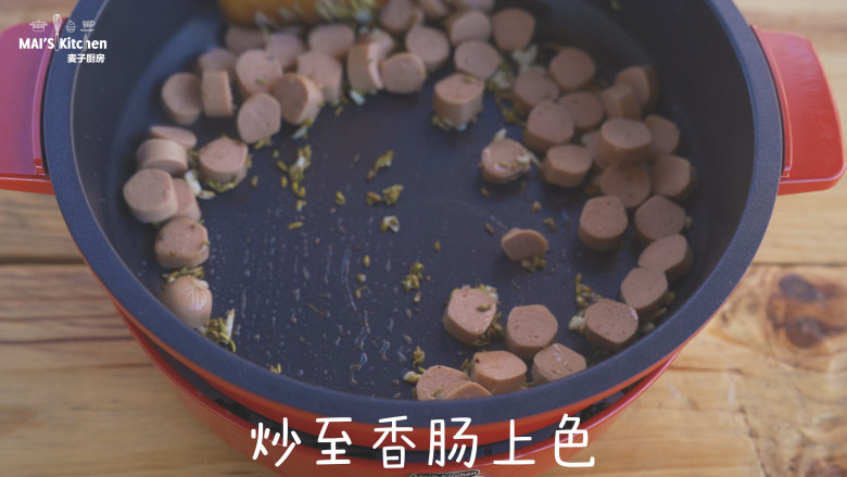 孩子一口气一大碗的香肠番茄炖饭,加入香肠 ,翻炒至香肠上色后加入番茄,将番茄翻炒出汁。