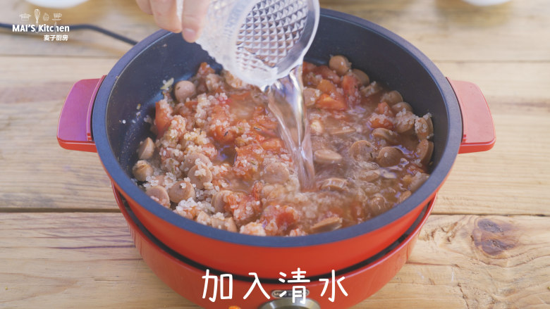 孩子一口气一大碗的香肠番茄炖饭,加入大米,翻拌均匀后加入清<a style='color:red;display:inline-block;' href='/shicai/ 156925'>水</a>,盖上上盖。