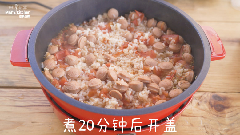 孩子一口气一大碗的香肠番茄炖饭,煮20分钟后开盖,上面撒上马苏里拉 芝士,盖上上盖,5分钟后开盖取出。