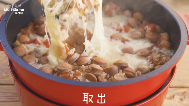 孩子一口气一大碗的香肠番茄炖饭,撒上<a style='color:red;display:inline-block;' href='/shicai/ 134333'>黑胡椒</a>,香菜即可享用。