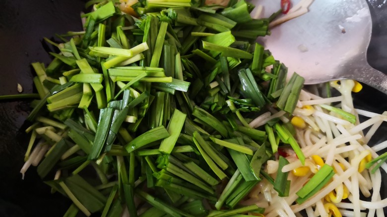 清炒黄豆芽,放入韭菜,炒至断生