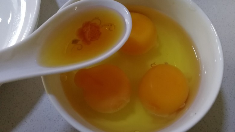 尖椒炒鸡蛋,鸡蛋打入碗里,加一汤匙<a style='color:red;display:inline-block;' href='/shicai/ 718'>料酒</a>去腥。
