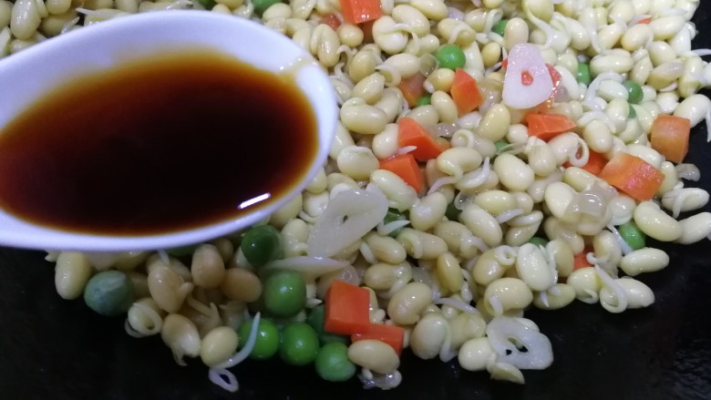 清炒黄豆芽,加<a style='color:red;display:inline-block;' href='/shicai/ 721'>蚝油</a>提鲜,文火炒匀。