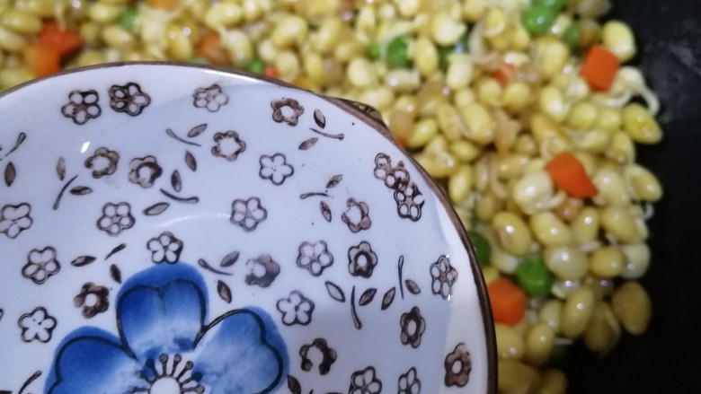 清炒黄豆芽,加一小碟清水,文火烧让盐入味,黄豆芽熟透。
