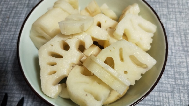 莲藕饺子,<a style='color:red;display:inline-block;' href='/shicai/ 30'>莲藕</a>去皮洗净切小块备用