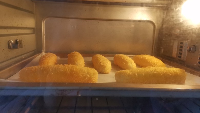 脆皮山药奶酪棒~健脾养胃还补钙,送入预热好的烤箱,上下火180度烤12分钟,看到山药棒明显膨胀鼓起就好了