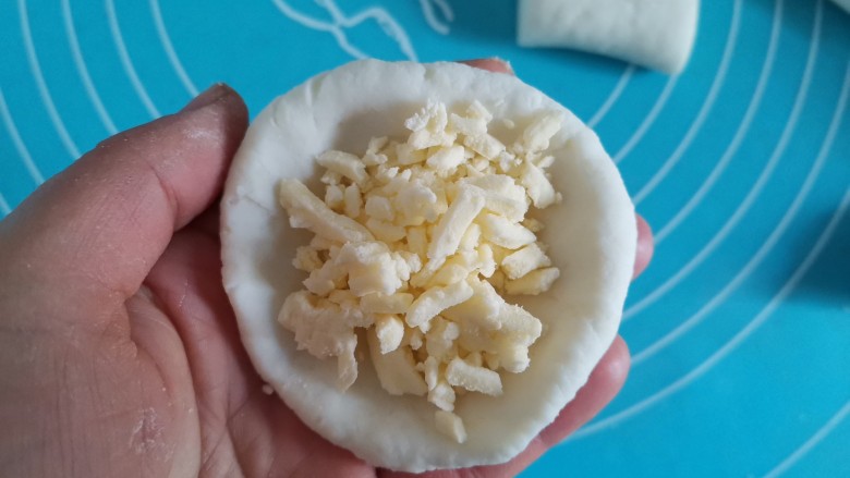 脆皮山药奶酪棒~健脾养胃还补钙,取一个剂子按压饼状,包入芝士碎