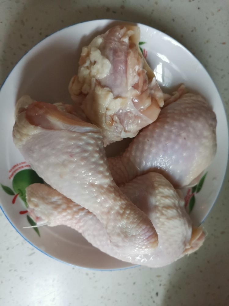 蒜香鸡腿,开始制作,准备4个鸡腿