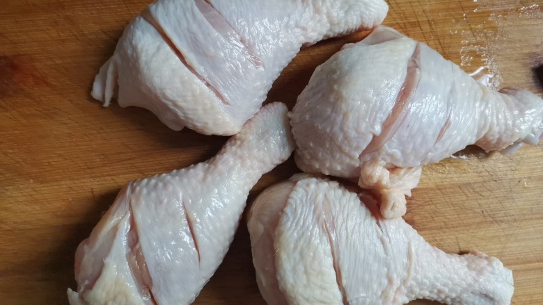 蒜香鸡腿,用刀把两面划几个口子,腌制的时候更入味