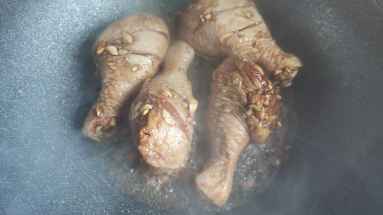 蒜香鸡腿,腌好后,起锅烧油,油热下入鸡腿中火煎