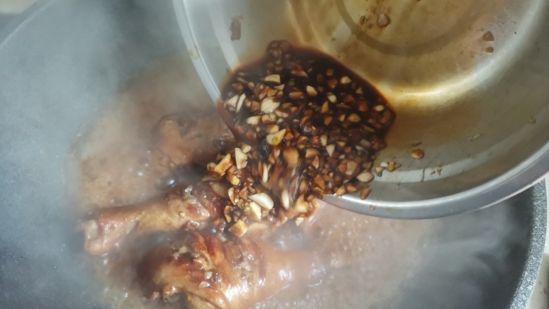 蒜香鸡腿,最后加入腌鸡腿的料汁和蒜末翻炒均匀,大火收汁