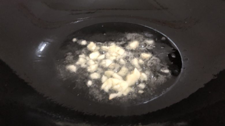 儿菜炒肉片,锅里烧干下油,油热下蒜爆一下