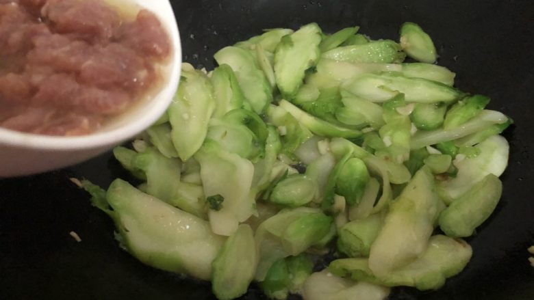 儿菜炒肉片,然后下瘦肉翻炒二分钟左右(干就适当加点水)
