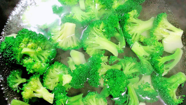 蒜蓉西兰花,锅中烧开水,焯一下西蓝花。