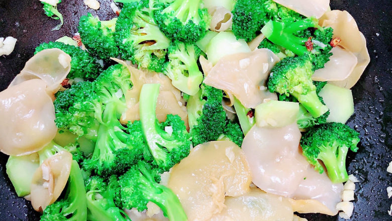 蒜蓉西兰花,翻炒均匀,入味即可出锅了!