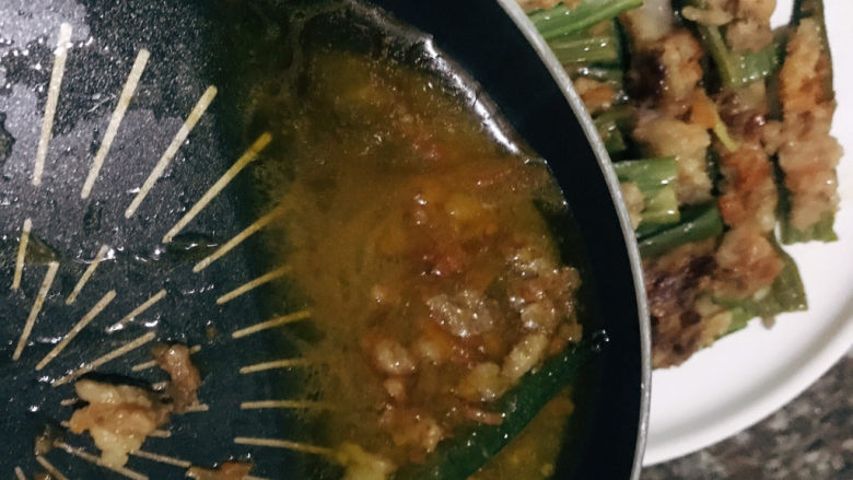 酿秋葵,装盘,淋上剩余的汤汁即可