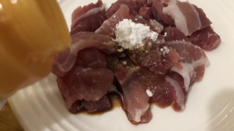 白玉菇豆腐汤,装碗下点盐、生抽、淀粉、油搅匀备用