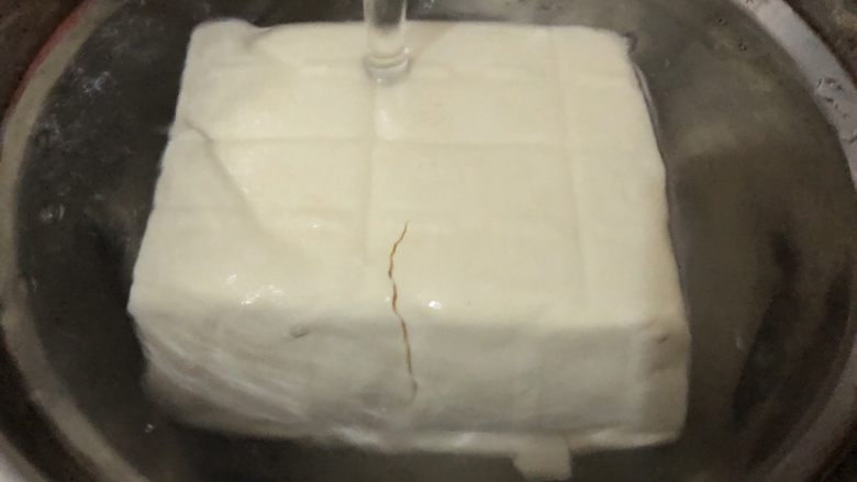 白玉菇豆腐汤,<a style='color:red;display:inline-block;' href='/shicai/ 465'>豆腐</a>过一下清水,轻轻的洗洗