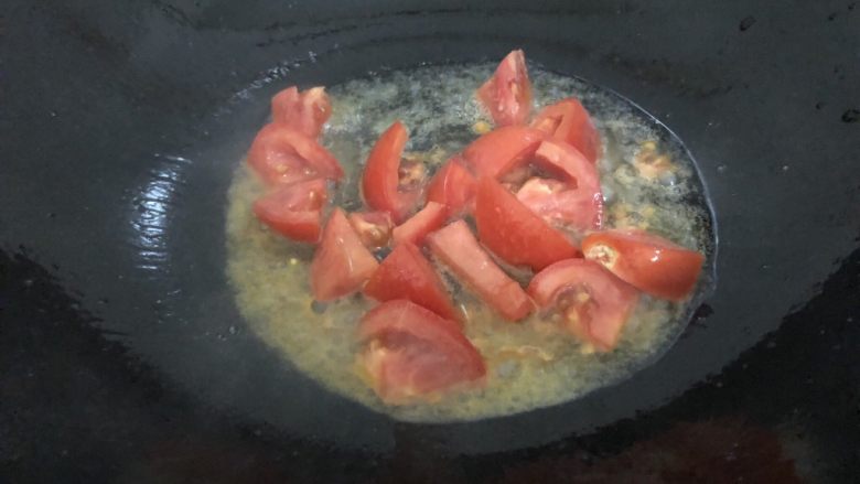 白玉菇豆腐汤,下番茄翻炒一下