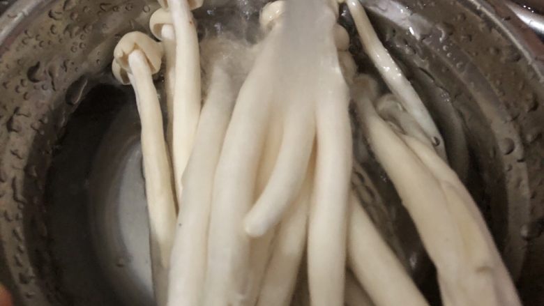 白玉菇豆腐汤,白玉茹清洗一下