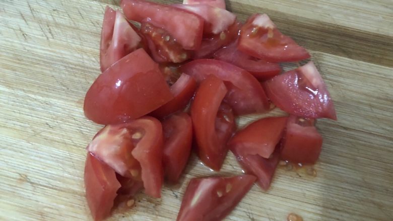 白玉菇豆腐汤,<a style='color:red;display:inline-block;' href='/shicai/ 59'>番茄</a>洗洗切小块