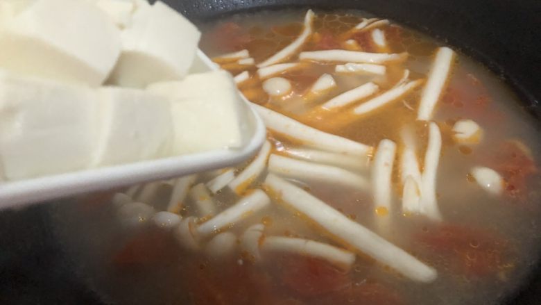 白玉菇豆腐汤,然后加入白玉茹和豆腐煮几分钟
