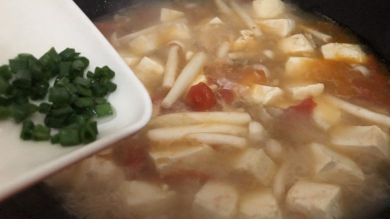 白玉菇豆腐汤,下葱花关火起锅