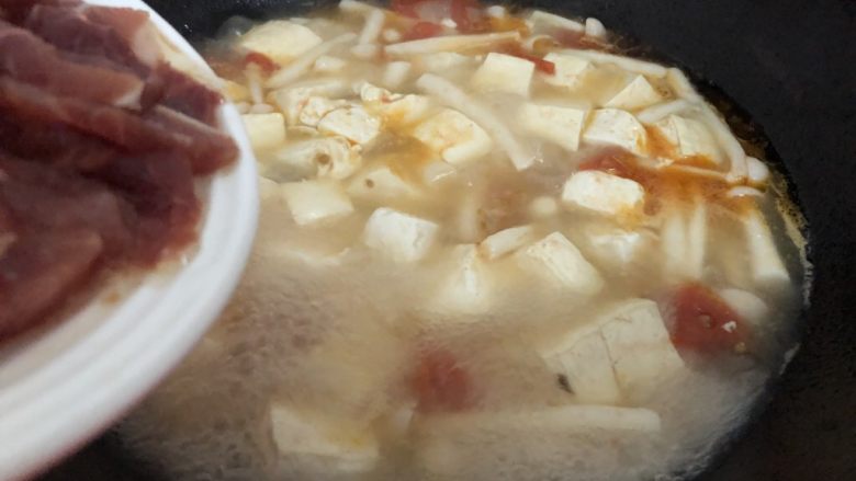 白玉菇豆腐汤,然后加入瘦肉煮二分钟左右