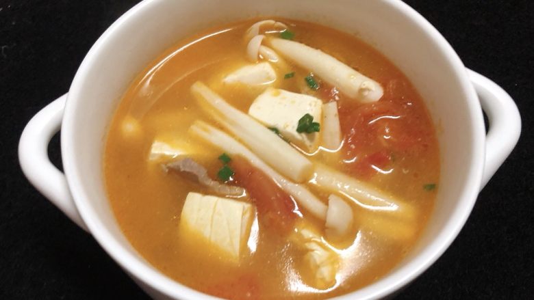 白玉菇豆腐汤,白玉茹豆腐汤~