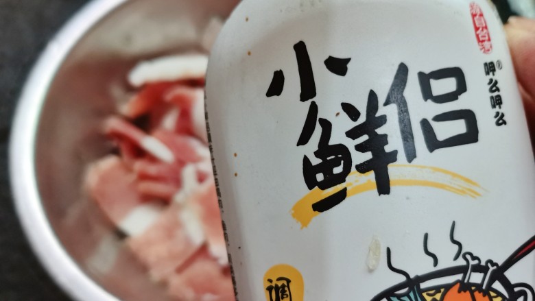 儿菜炒肉片,少许的调味汁