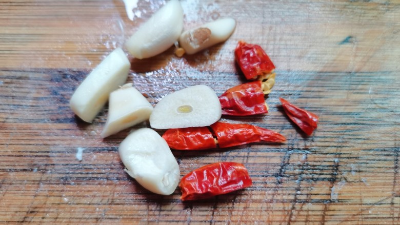 儿菜炒肉片,蒜头去皮,辣椒切好备用