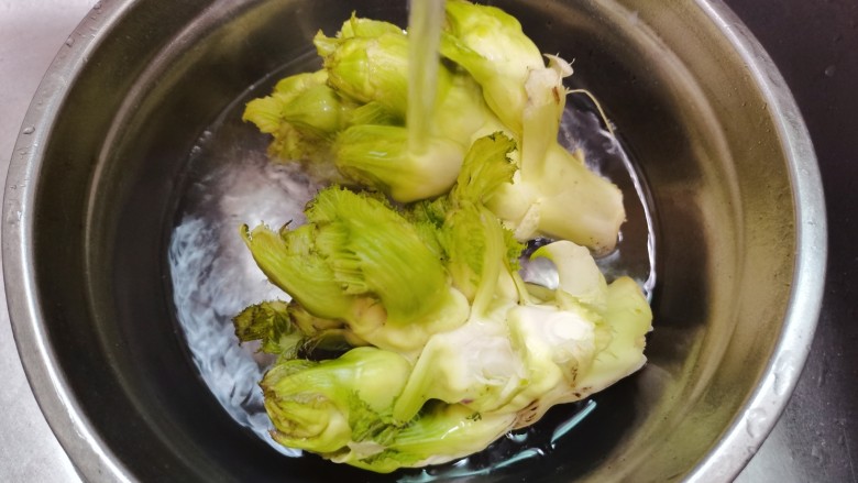 儿菜炒肉片,儿菜清洗干净,沥干水份