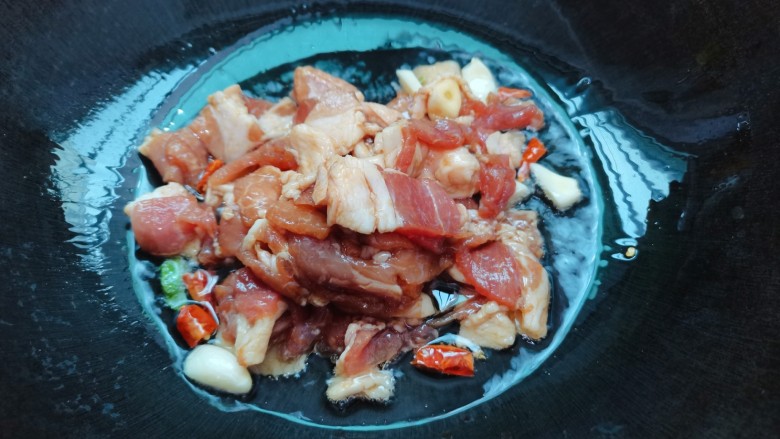儿菜炒肉片,配料煸香后,肉片下锅