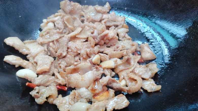 儿菜炒肉片,翻炒至变色