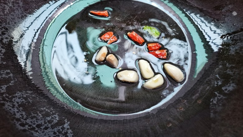 儿菜炒肉片,油锅加热,蒜头,辣椒煸香