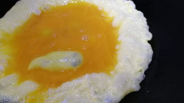 尖椒炒鸡蛋,热锅倒入适量油,油热倒入蛋液。