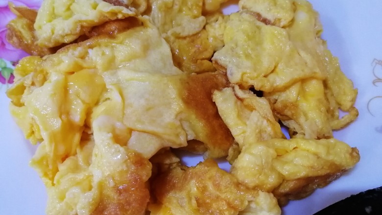 尖椒炒鸡蛋,铲子切小块儿,盛出备用。
